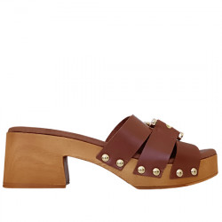 VIA VERDA SANDALIAS PINKY DE PIEL ESTRIBO ORO PISO IMITACIÓN MADERA TACÓN PARA MUJER 1024 BOSQUE CUERO VIVE012